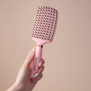 Różowa szczotka Sister Young OVIA Pink trzymana w dłoni