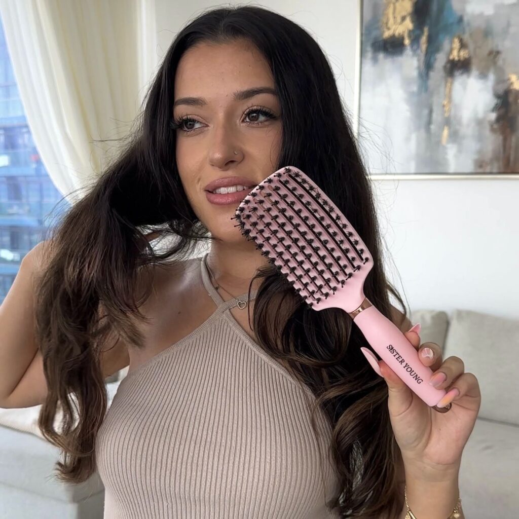 Kobieta z różową szczotką do włosów Sister Young OVIA Pink