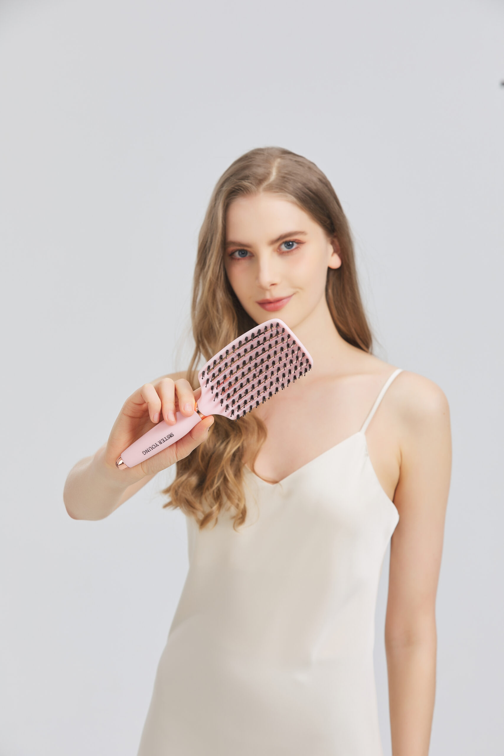 Kobieta prezentująca różową szczotkę Sister Young OVIA Pink