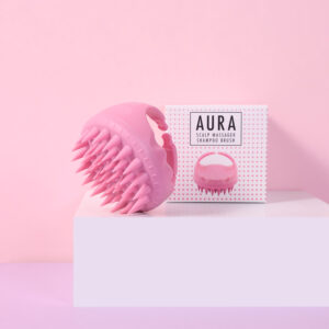 Szczotka Sister Young AURA Pink i jej opakowanie na jasnym podeście, na różowym tle.