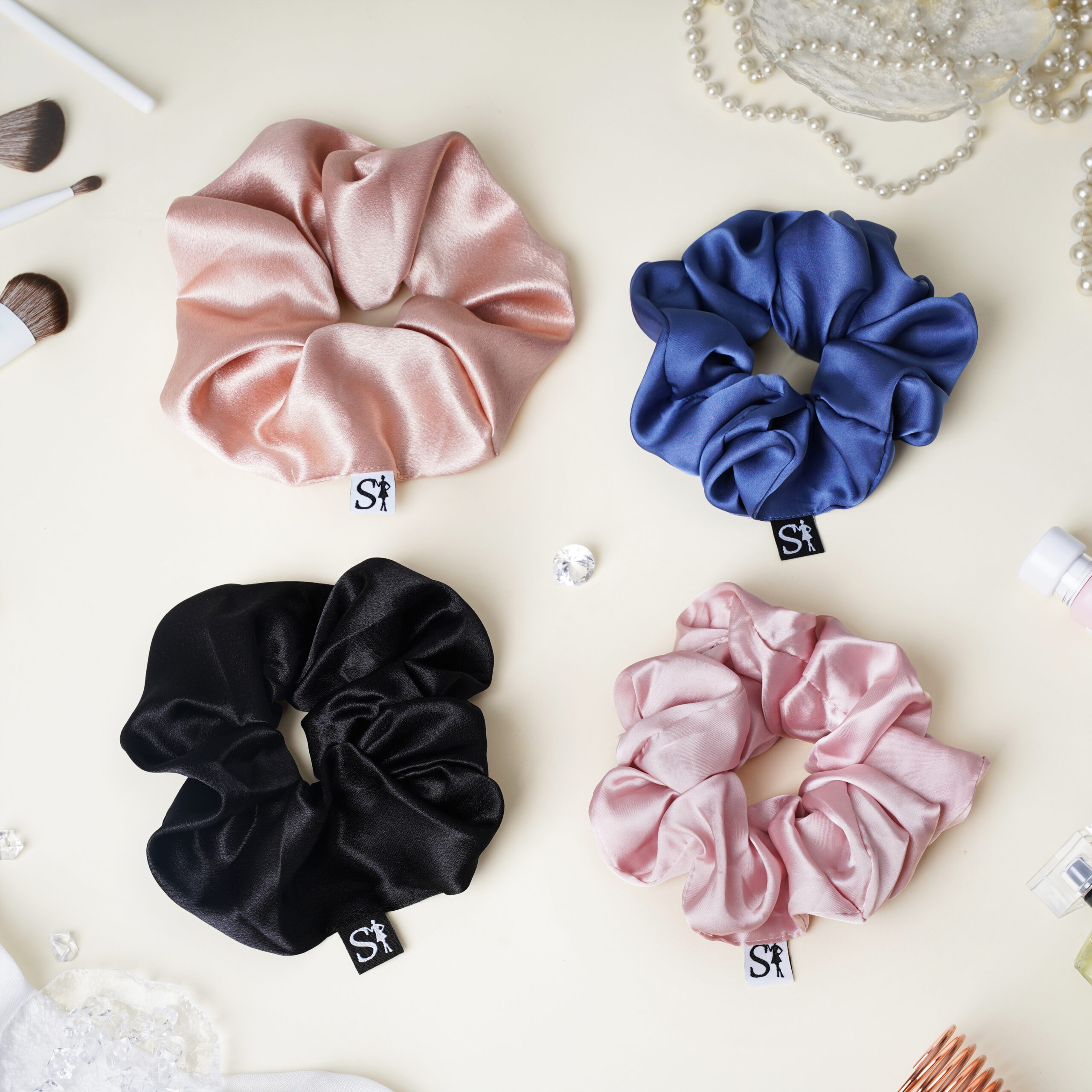 Cztery gumki LILU w kolorach Champagne, Steel Blue, Black i Pink na jasnym tle.