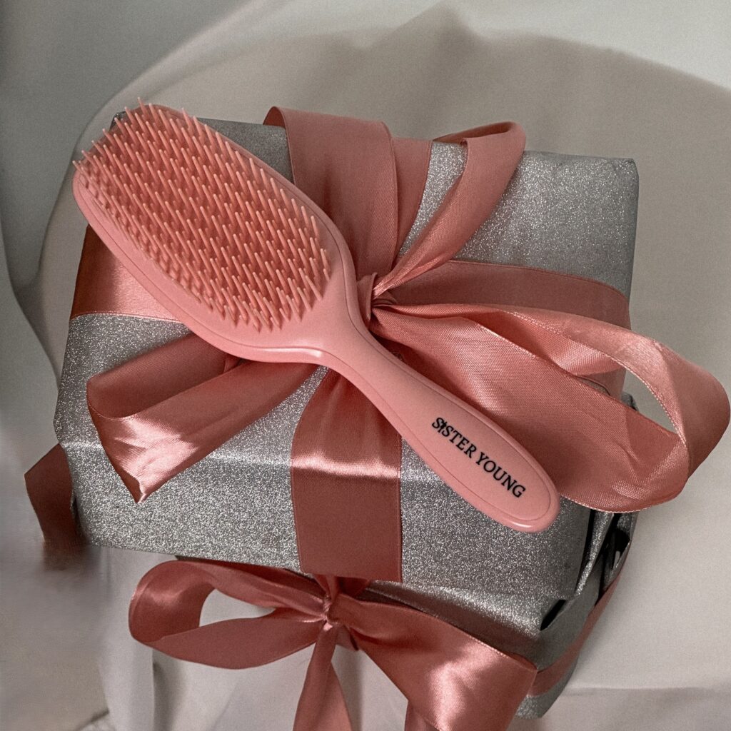 Szczotka Sister Young AYLA Pastel Peach ułożona na prezencie