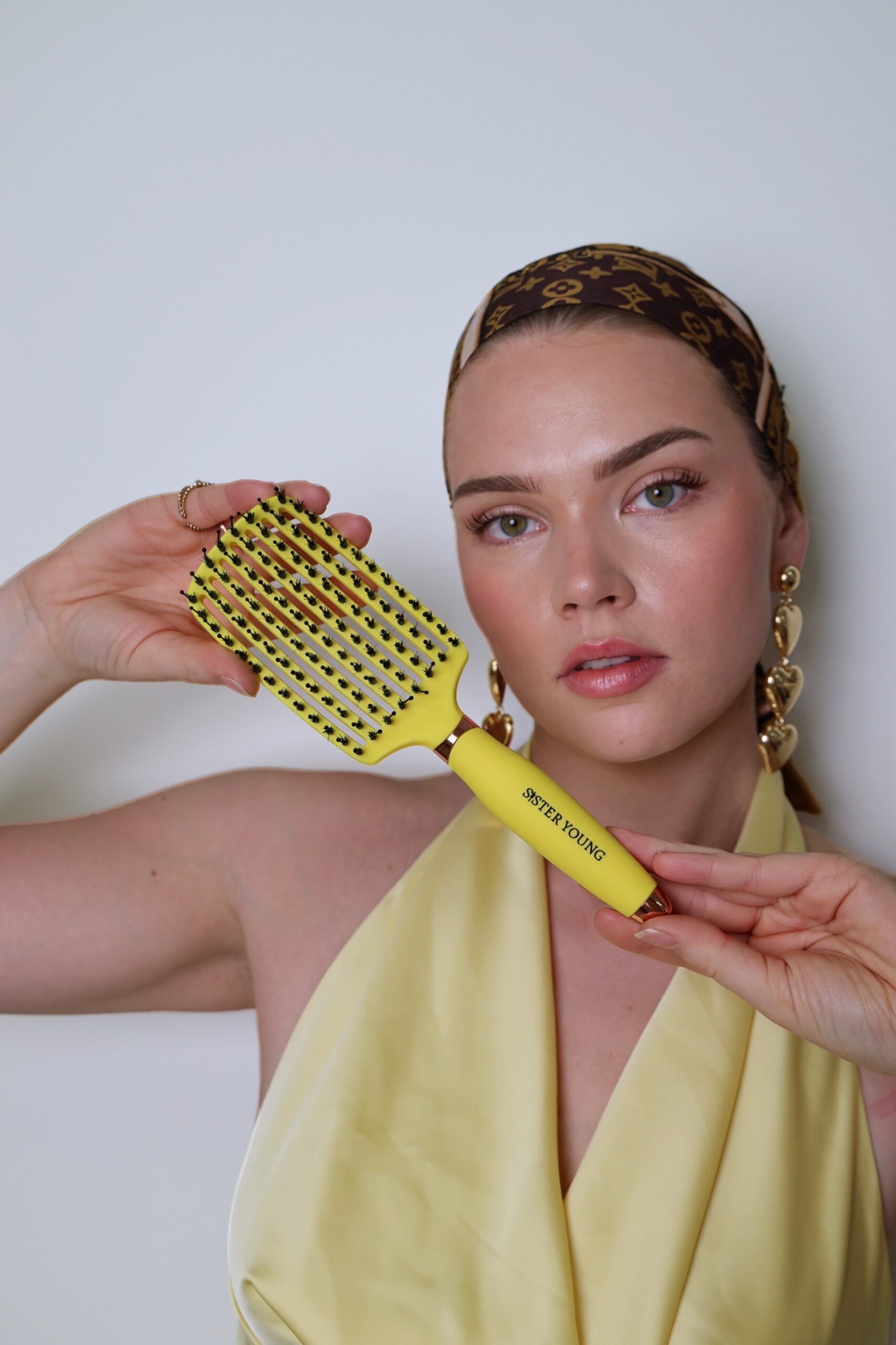 Kobieta prezentująca żółtą szczotkę OVIA Lemon Sister Young w dłoni.