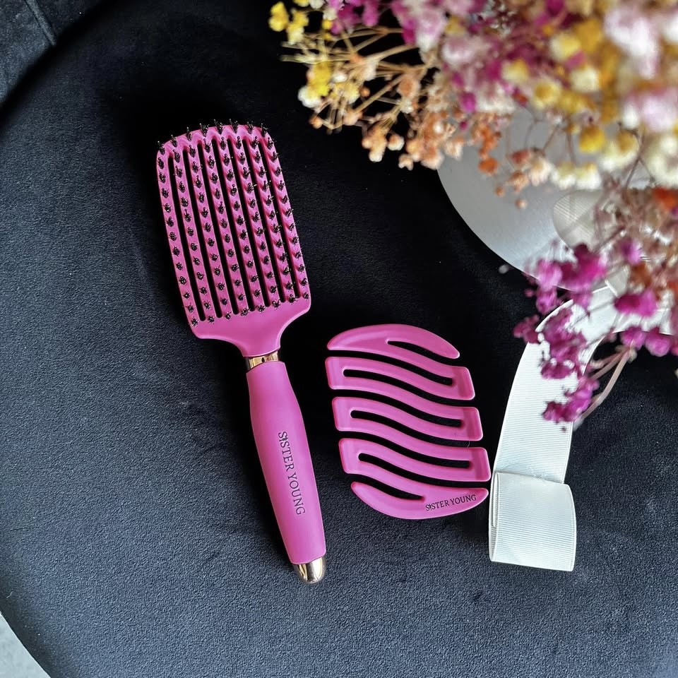 OVIA FUCHSIA i pokazana od tyłu MILA FUCHSIA obok bukietu kwiatów