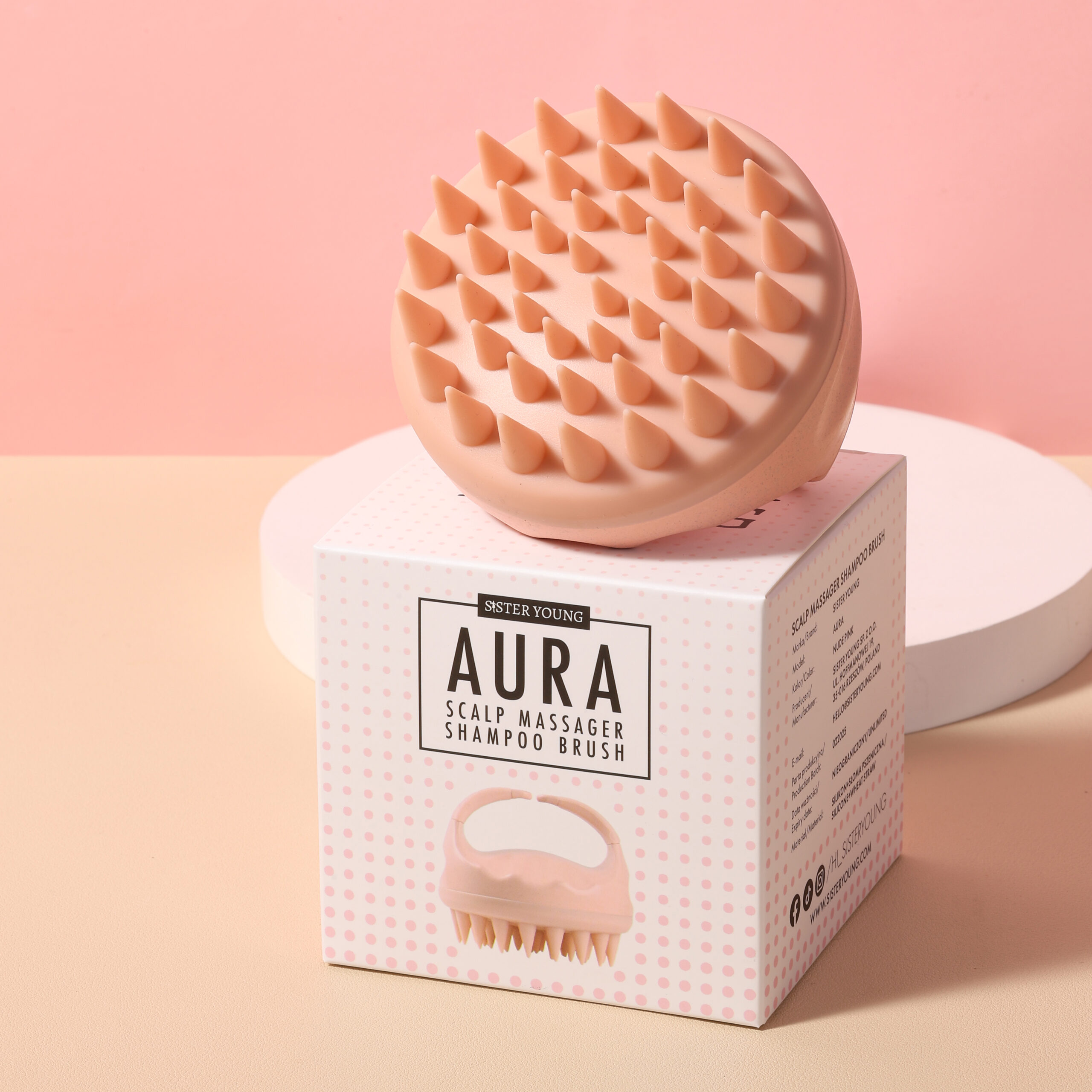 Szczotka Sister Young AURA Nude Pink ustawiona na opakowaniu, z widoczną powierzchnią masującą na różowym tle.