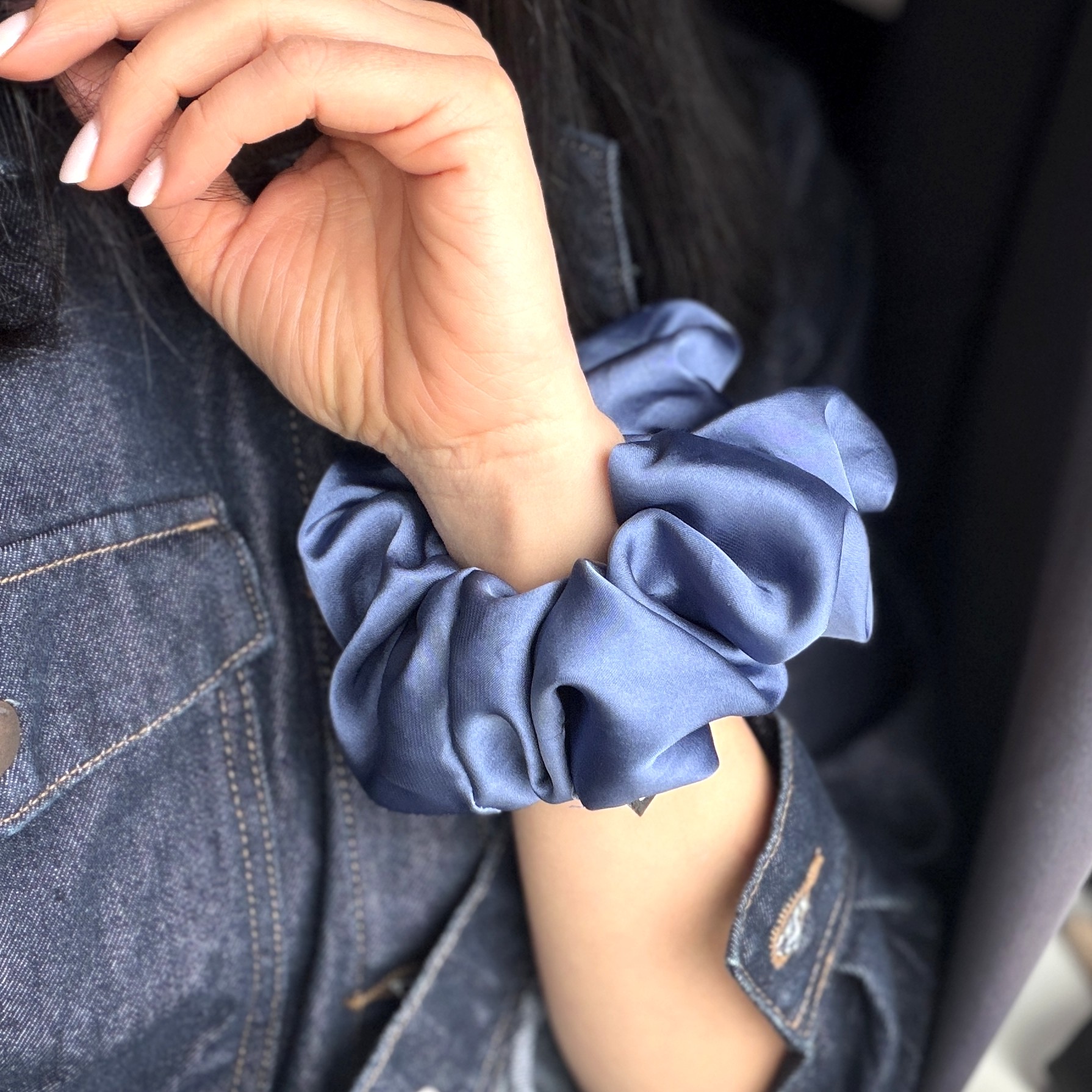 Duża gumka LILU Steel Blue noszona na nadgarstku przy jeansowej kurtce.