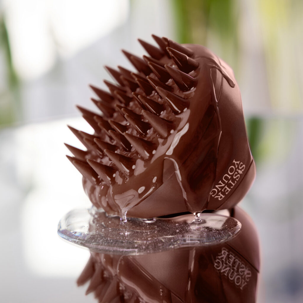 Ciemnobrązowy masażer do skóry głowy Sister Young AURA Chocolate Coffee z widocznymi wypustkami masującymi.