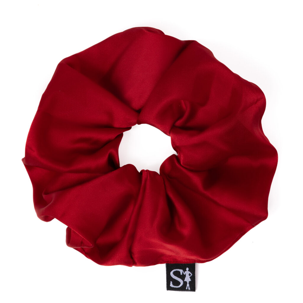 Zbliżenie czerwonej gumki do włosów Lilu Cherry Red