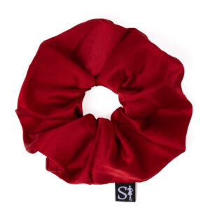 Zbliżenie czerwonej gumki do włosów Lilu Cherry Red