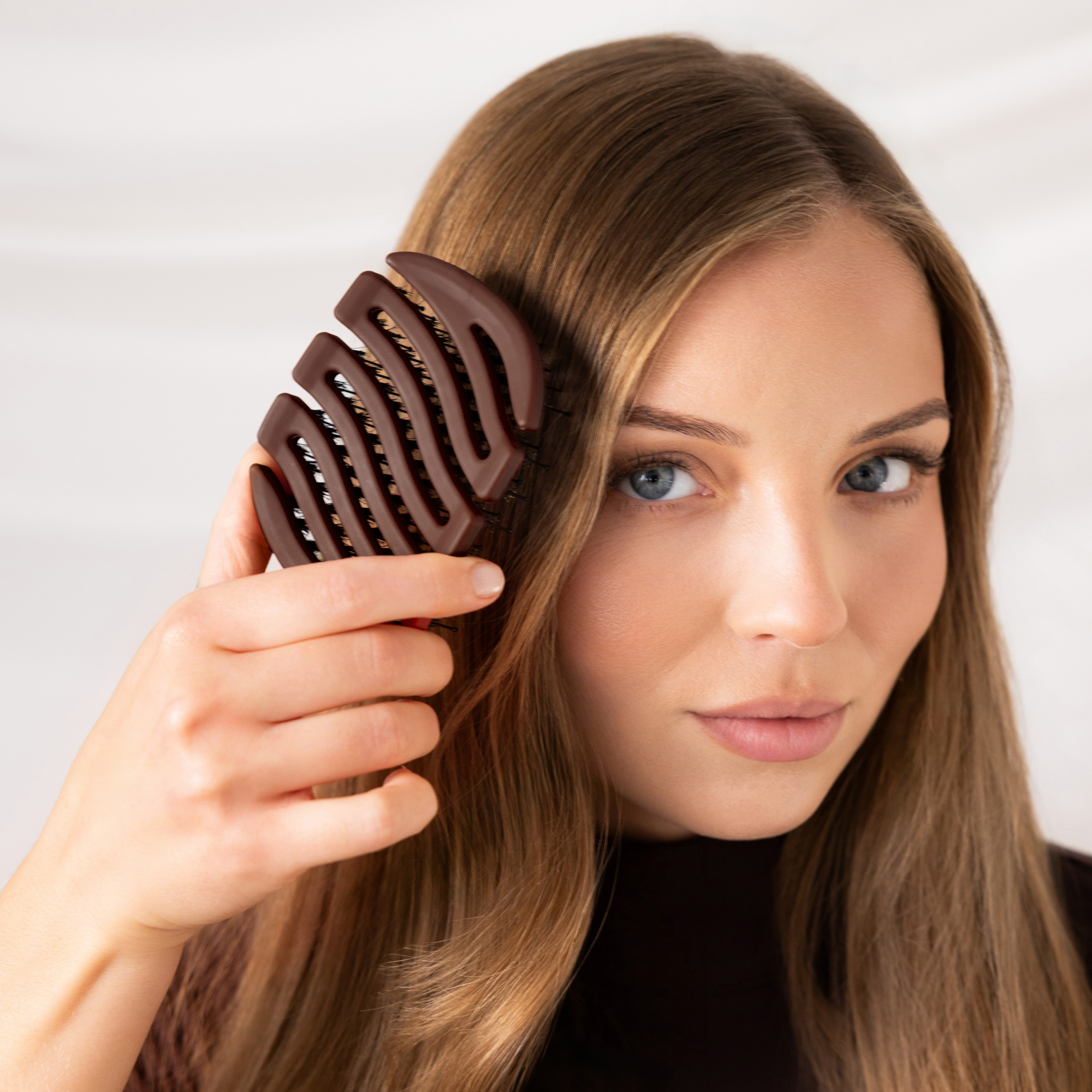 Modelka czesząca włosy przy twarzy ciemnobrązową szczotką Sister Young MILA Chocolate Coffee.