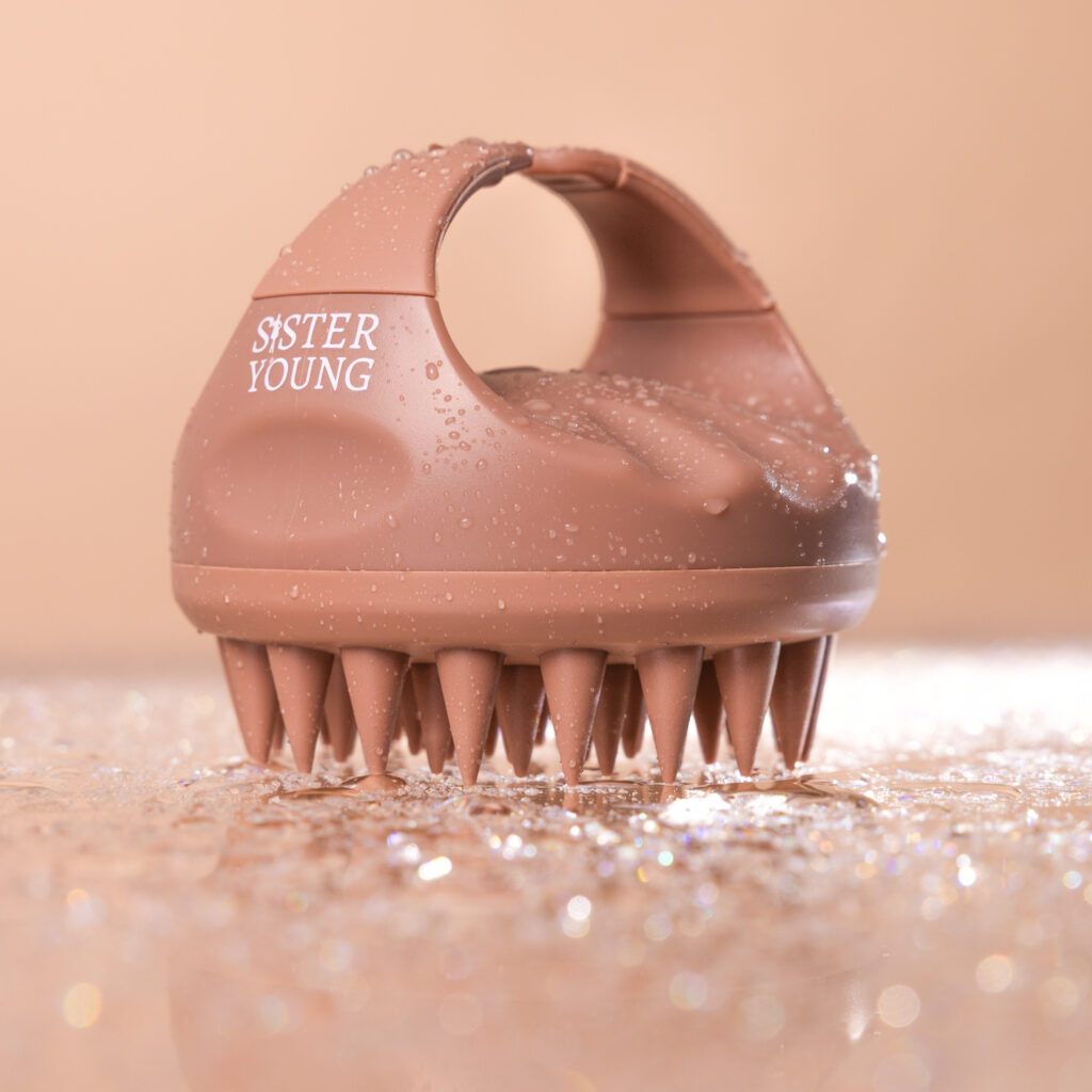 AURA – Szczotka do mycia i masażu skóry głowy, CINNAMON MOCHA