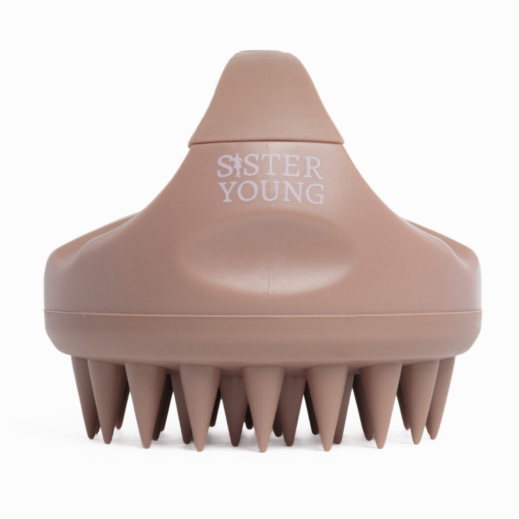 Szczotka Sister Young AURA Cinnamon Mocha widziana od przodu, z logo marki i wypustkami skierowanymi w dół.