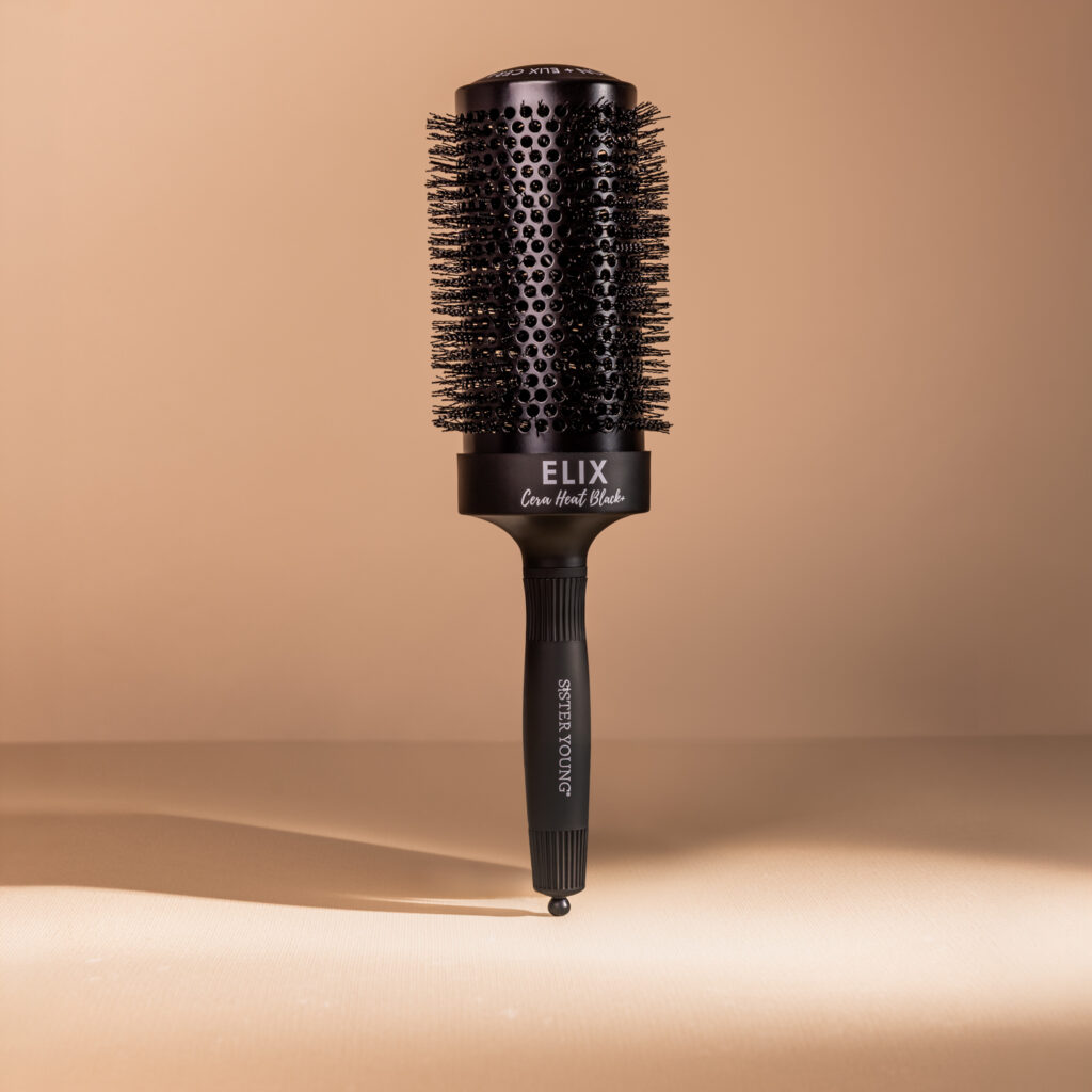 Czarna okrągła szczotka Sister Young ELIX BLACK+ 53 mm – pionowy widok na beżowym tle
