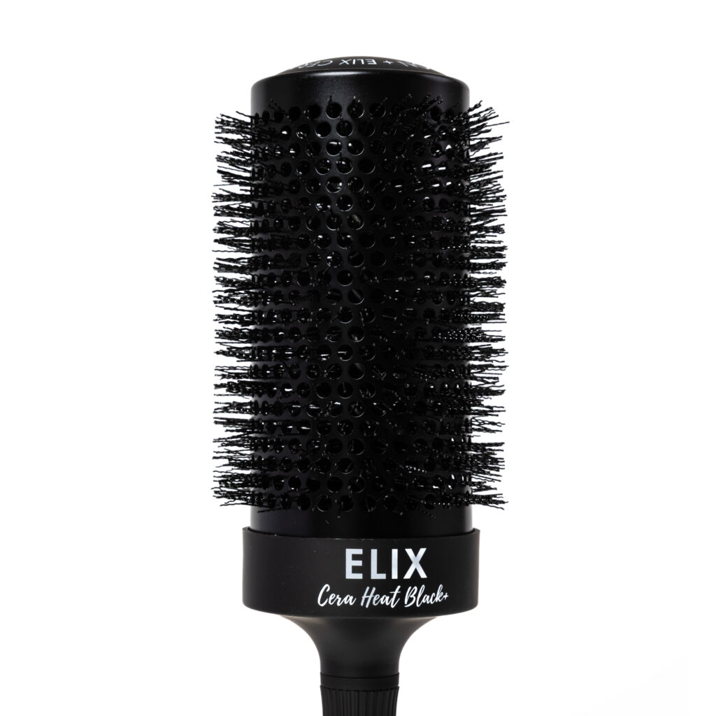 Zbliżenie główki i włosia czarnej szczotki Sister Young ELIX BLACK+ 65 mm na białym tle