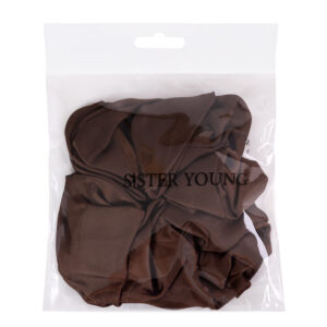 Brzowa gumka LILU Chocolate Coffee marki Sister Young w przezroczystym opakowaniu – widok z przodu.