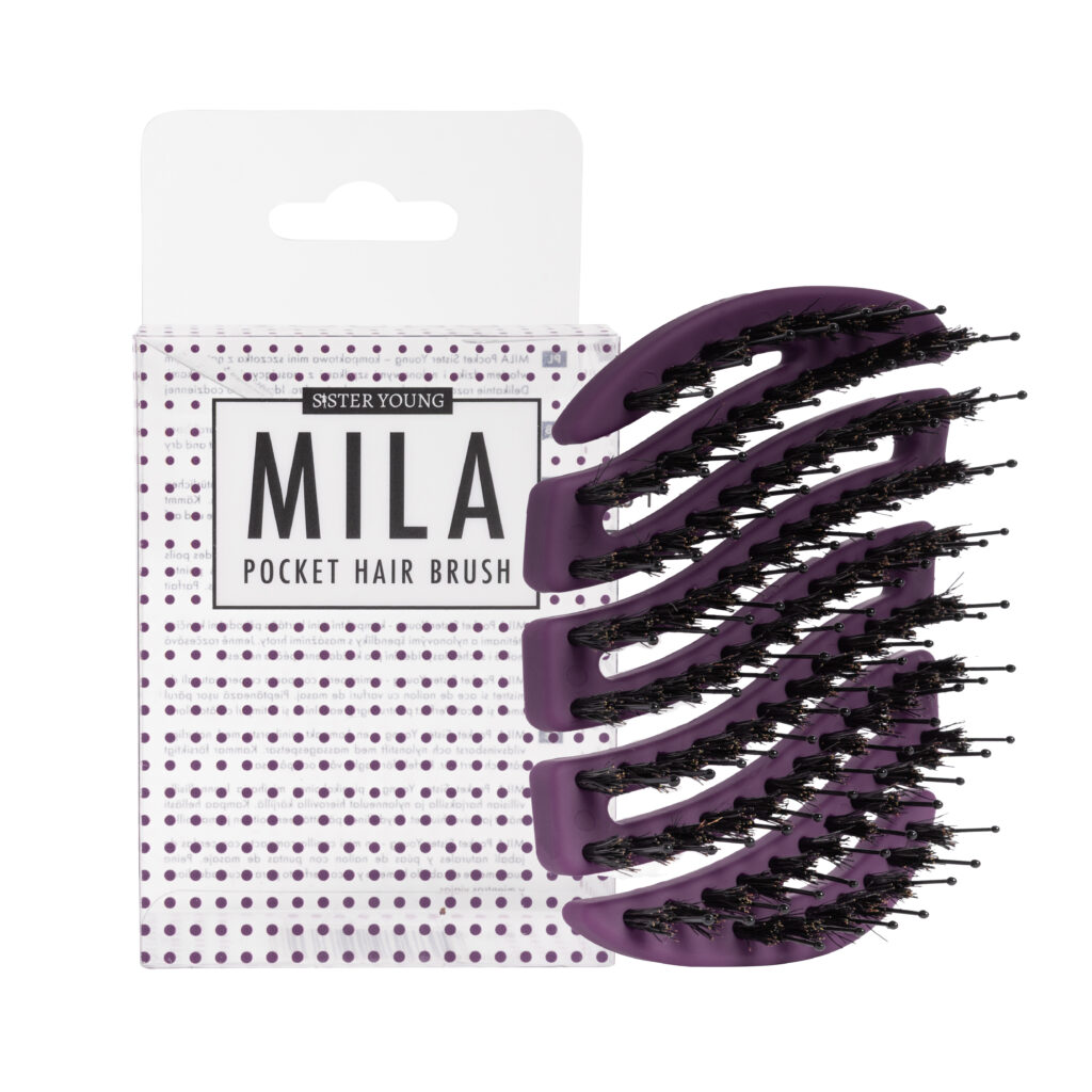 Mini szczotka Sister Young MILA Honey Plum obok opakowania, z widocznym włosiem i szpilkami.